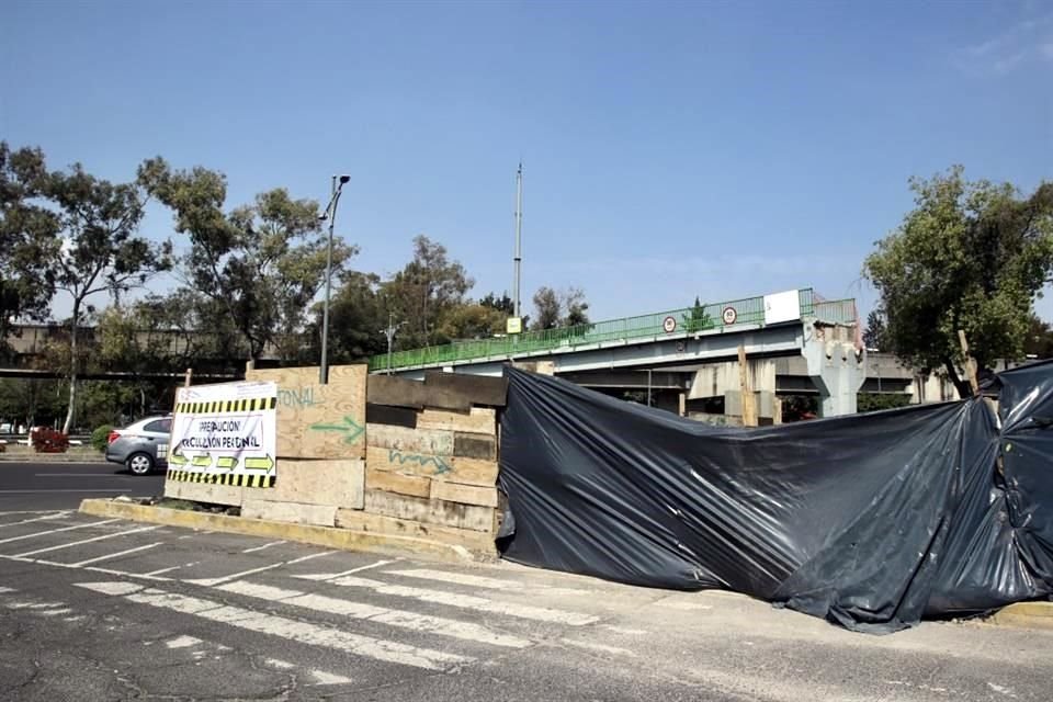 Un puente peatonal que va del Metro Velódromo al Palacio de los Deportes comenzó a ser demolido para su posterior reconstrucción.