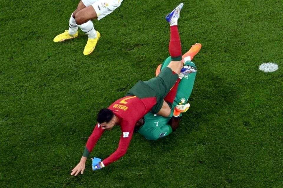 Ronaldo cae tras un choque limpio con el portero Lawrence Ati Zigi.