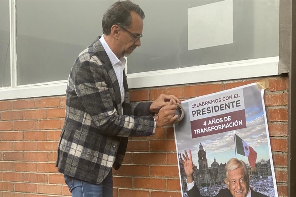 'Aquí pegando los carteles para la Celebración con el Presidente López Obrador de los 4 años de transformación en el Instituto del Deporte CdMx', reportó en Twitter, Javier Hidalgo.