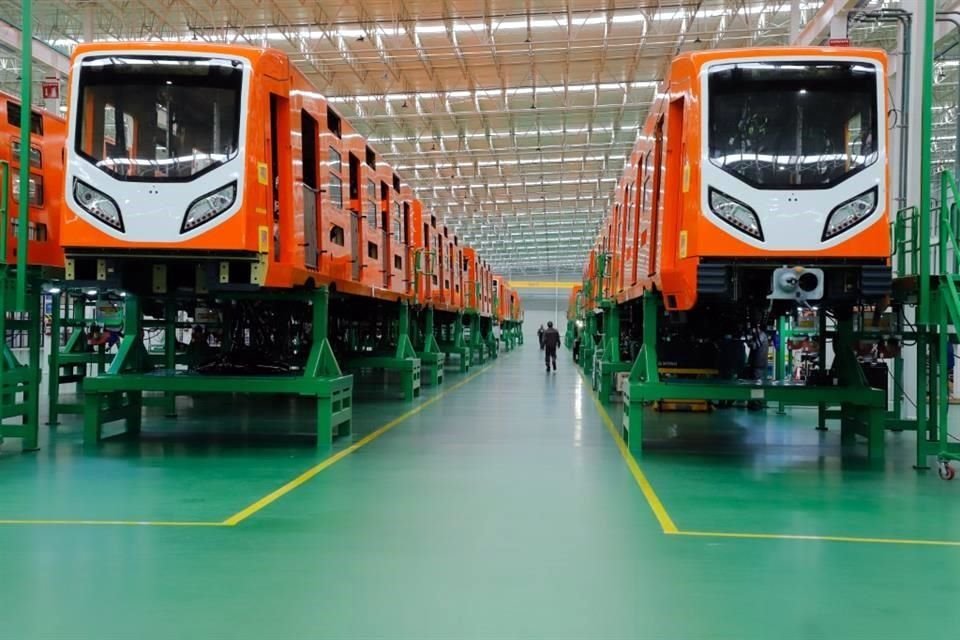 Trabajadores afinan detalles en el armado, pintura y tecnología de los 29 trenes que darán servicio a la Línea 1 del Metro.