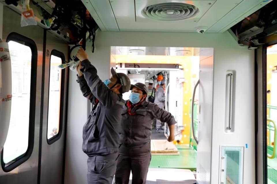 Trabajadores afinan detalles en el armado, pintura y tecnología de los 29 trenes que darán servicio a la Línea 1 del Metro.