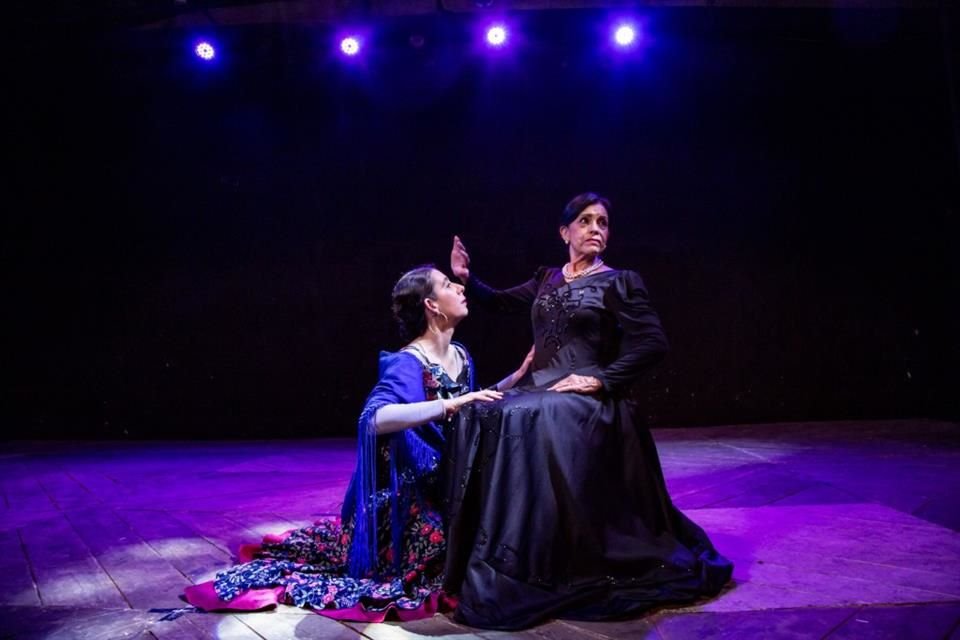 Las bailarinas Adriana Camarena (izq.) y Patricia Fletes protagonizan la puesta en escena 'El Árbol'.