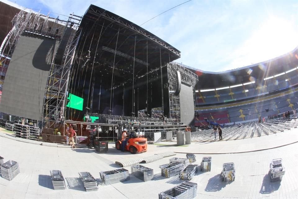 La producción de Los Bukis comenzó a montarse hace cuatro días en el Estadio Jalisco, con un escenario que mide 24 metros de ancho por 16 de alto.