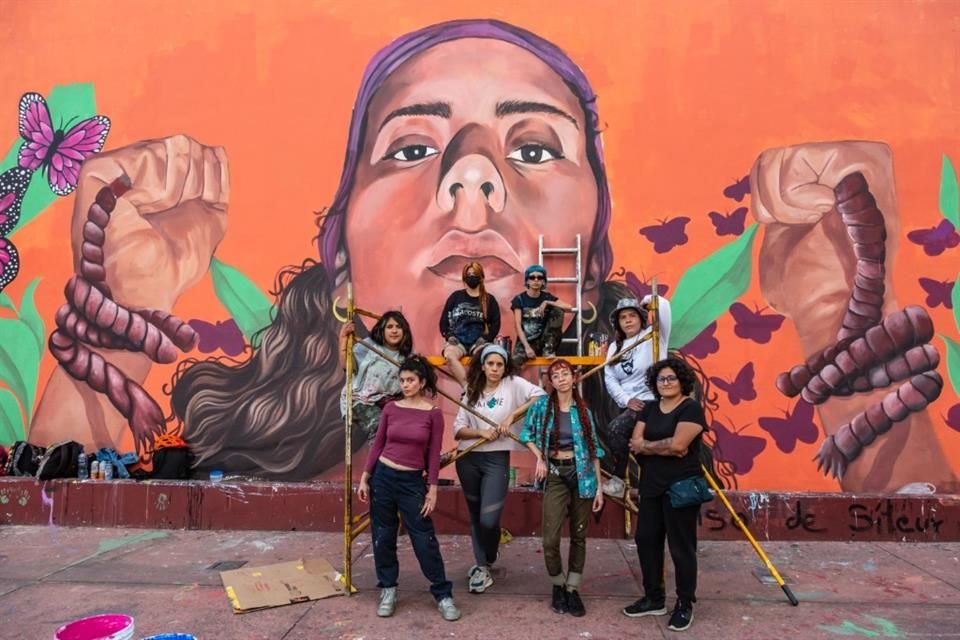 El mural fue creado por 11 artistas, en la foto aparecen Anaib Rivera, Miroslava Bocanegra, Carla López, Mónica Soria, Passh Martínez, Ale Poiré, Jaqueline Graciano y La Nose.