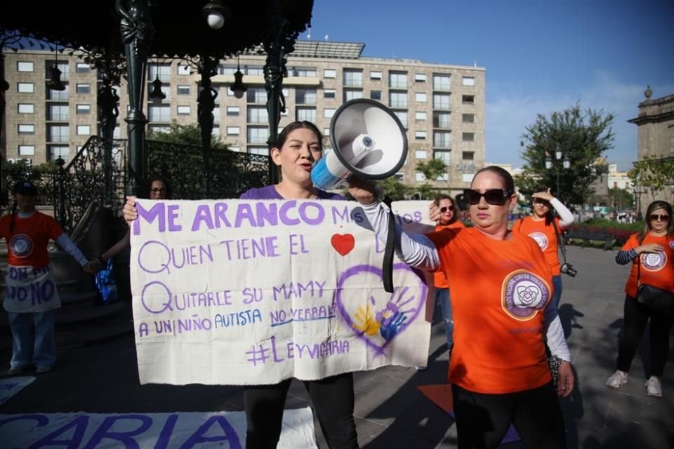 Madres víctimas de violencia vicaría se manifiestan en Plaza de Armas.