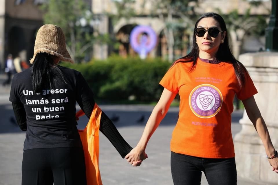 Las mujeres colocaron mantas en la explanada de la plaza con mensajes como 'Un agresor jamás será un buen padre'.