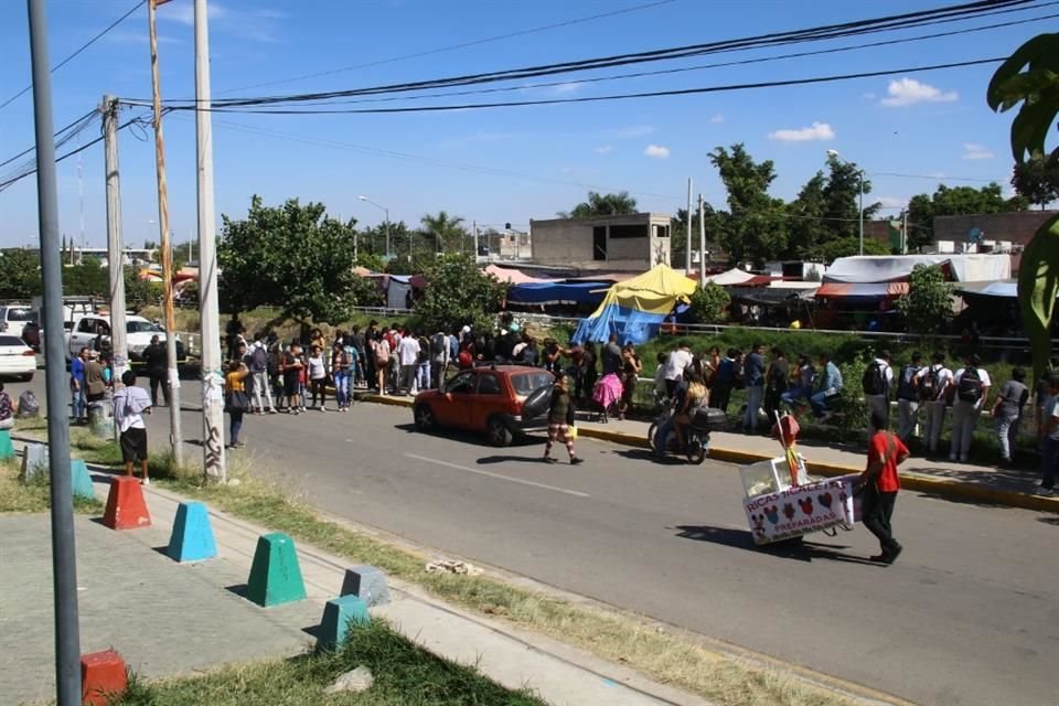 En la zona se pone un tianguis por lo que las autoridades le pidieron a comerciantes que quitaran cajas y tablas para abrir camino y poder pasar.