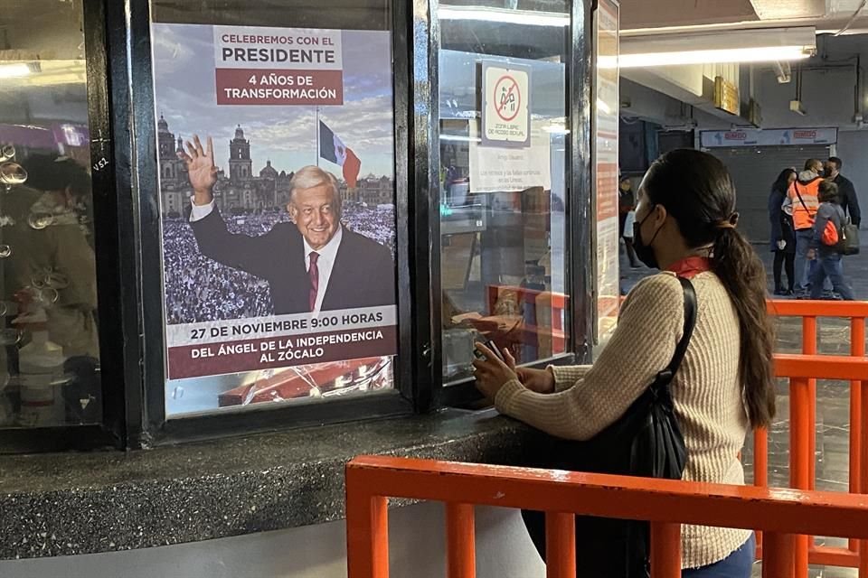 Propaganda de la contramarcha de AMLO en estaciones del STC.