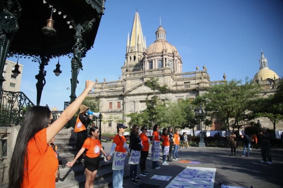 Alrededor de 15 mujeres, todas ellas víctimas de violencia vicaria, se manifestaron ayer en Plaza de Armas en el marco del Día Internacional de la Violencia contra las Mujeres.