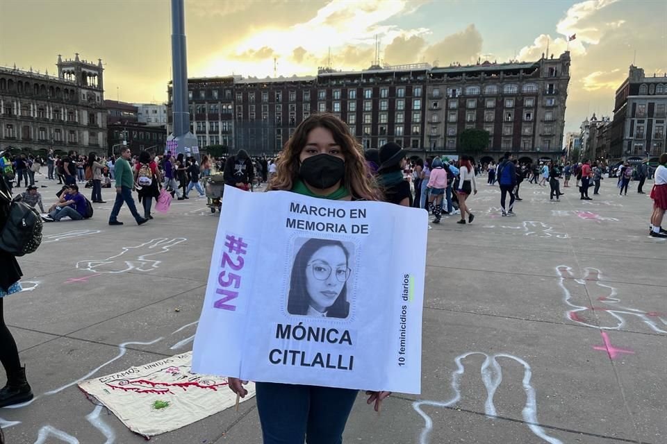 'Marcho en memoria de Mónica Citlalli', decía la cartulina blanca en la que pegó esa fotografía.