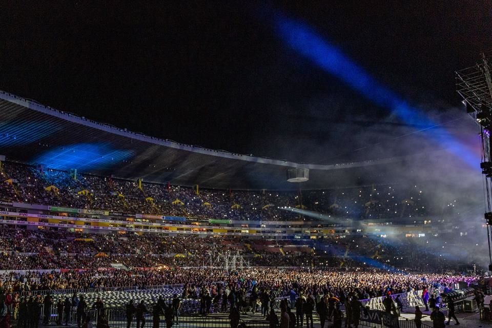 Fue en el Estadio Jalisco, donde casi 30 mil personas, de acuerdo con organizadores, vivieron una velada inolvidable al volver a escuchar en directo éxitos de Los Bukis.