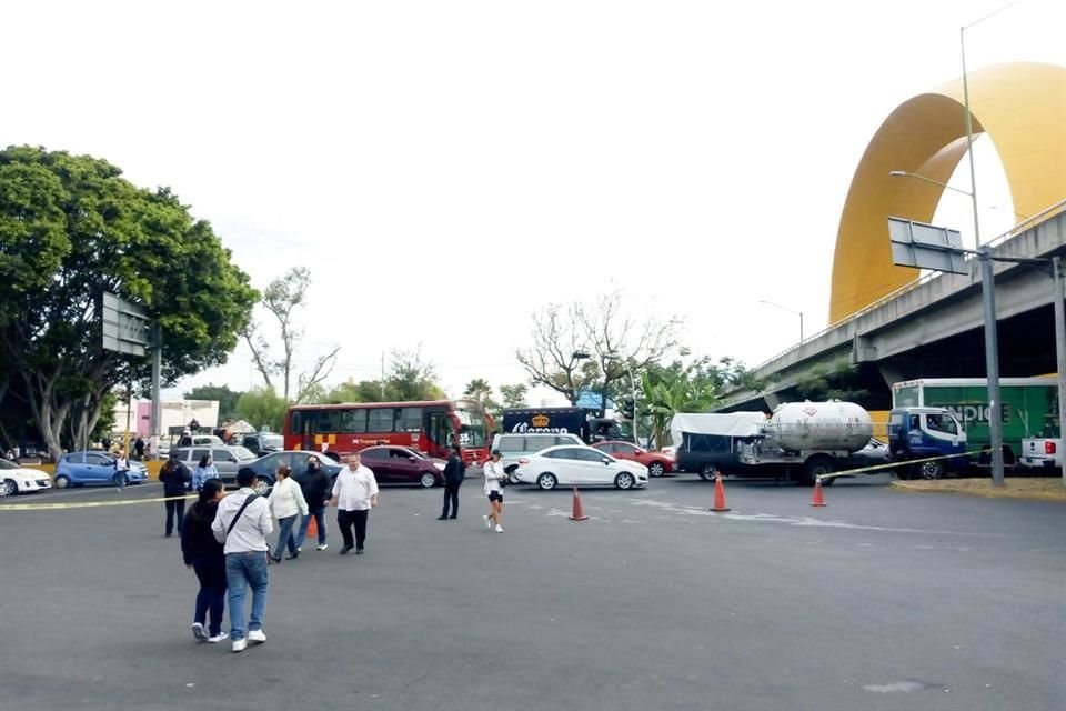 La manifestación de MC contra Raúl Padilla, presidente de a FIL, provocó el cierre vial de Avenida Mariano Otero alrededor de las 9:00 horas.