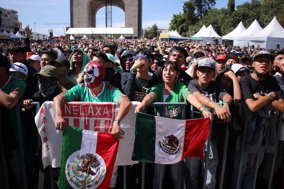 Y en México, el color en el Monumento a la Revolución.