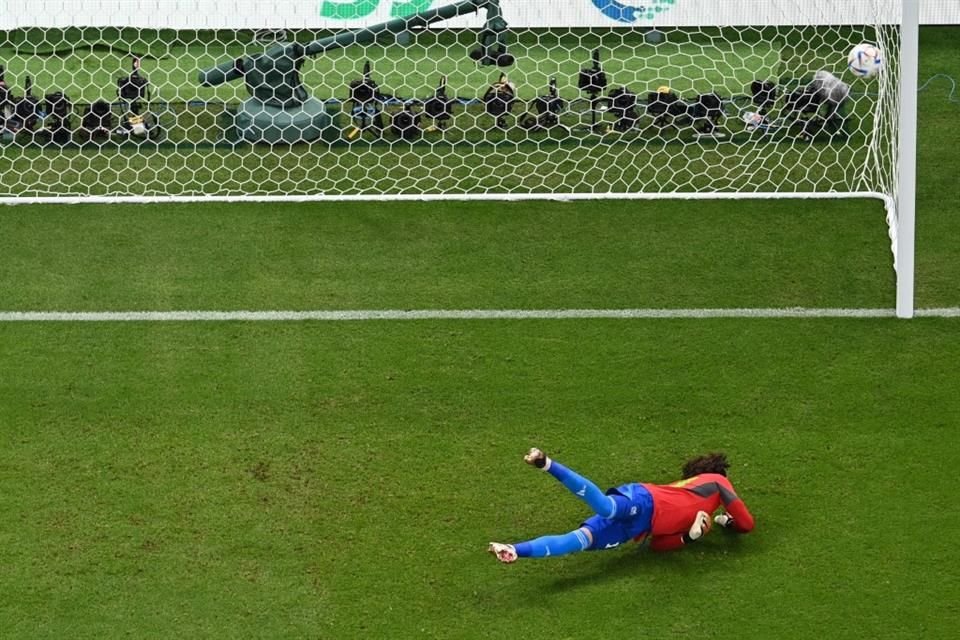 Guillermo Ochoa no logró atajar el tiro de Messi.