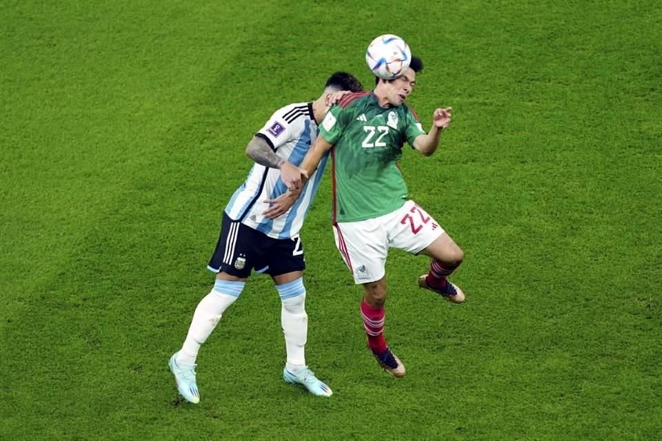 Hirving Lozano gana un esférico dividido.