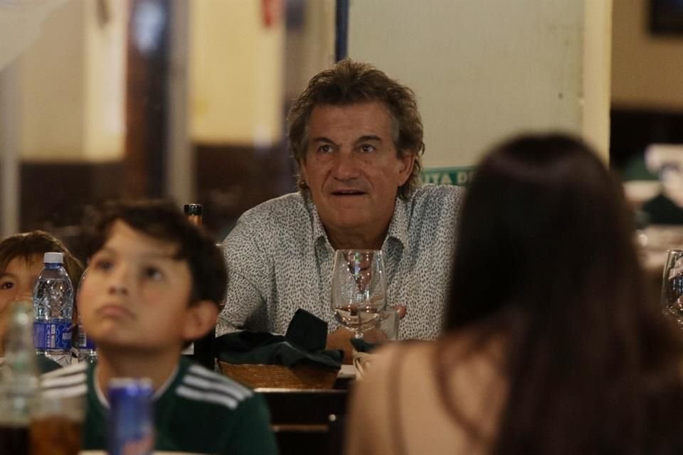 Mexicanos y argentinos se reunieron en el La Fonda Argentina del ex DT, Ruben Romano, para ver el juego de futbol entre las dos selecciones.