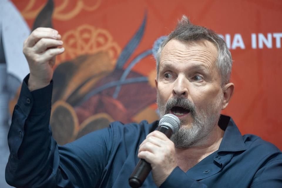 Miguel Bosé ofreció esta tarde una rueda de prensa en la FIL para dar detalles de los que es su nuevo libro titulado Historia secreta de mis mejores canciones.