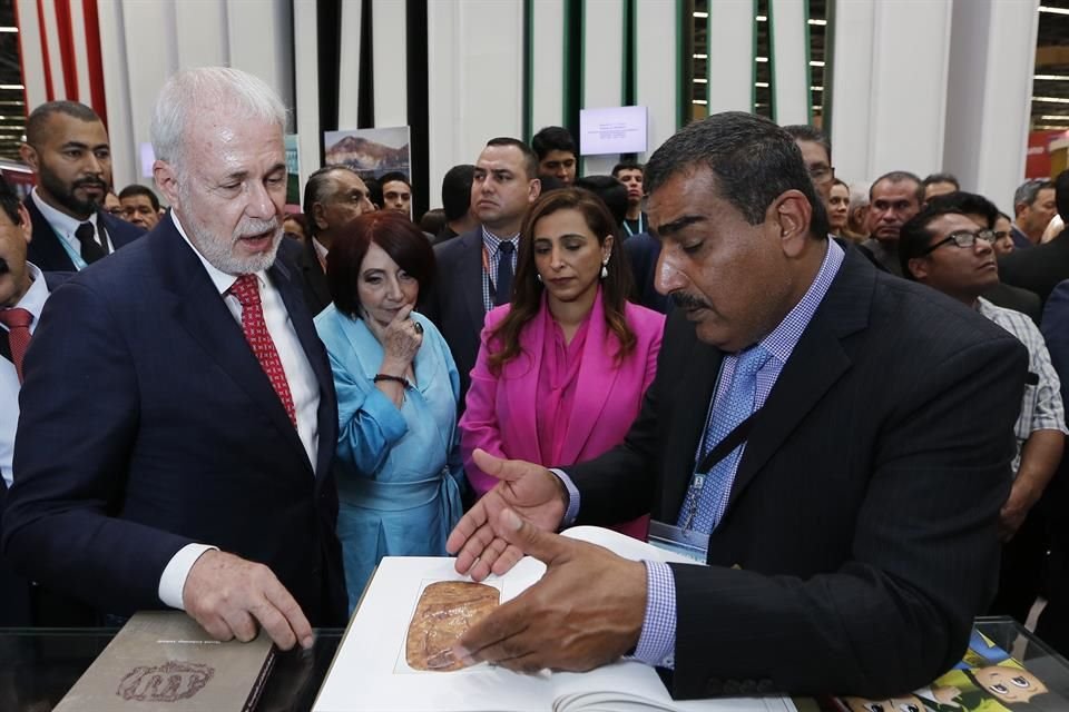 Raúl Padilla (izq.), presidente de la FIL, encabezó el recorrido inaugural del pabellón de Sharjah.