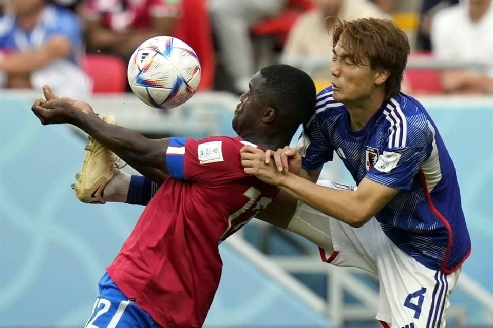 Joel Campbell, jugador de León, cubre el balón ante el acecho de Kou Itakura.