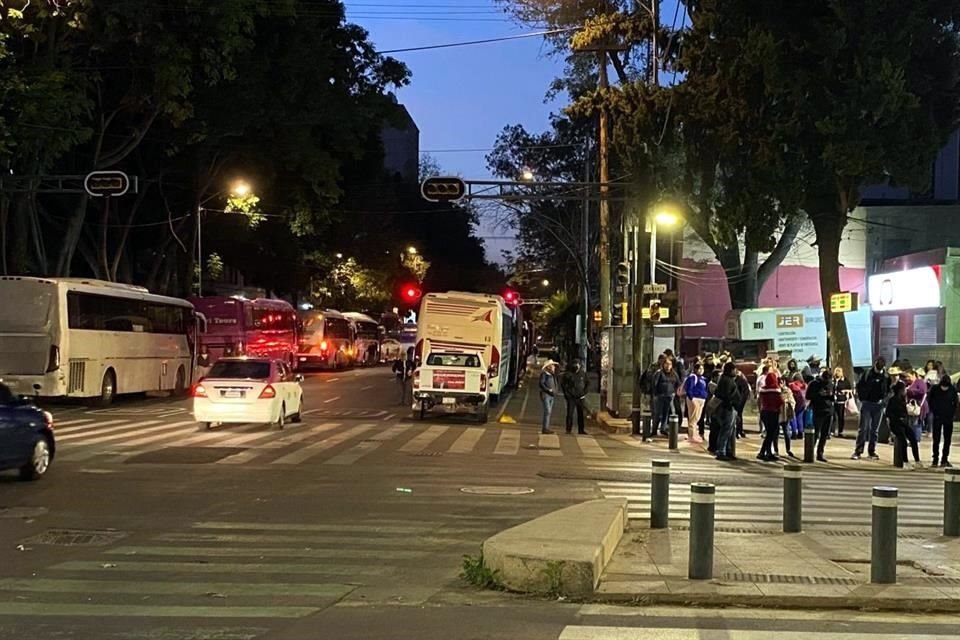 Los camiones en la colonia Roma en que llegaron convocados por la contramarcha del Presidente.