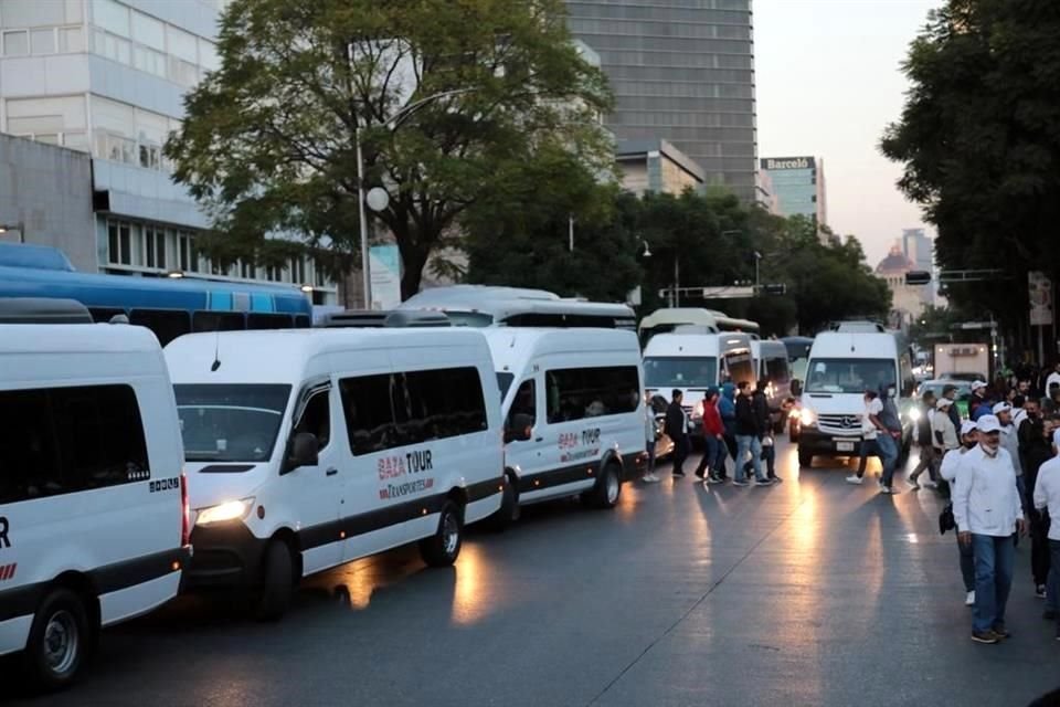 Algunos seguidores del Presidente llegaron en vehículos tipo van.