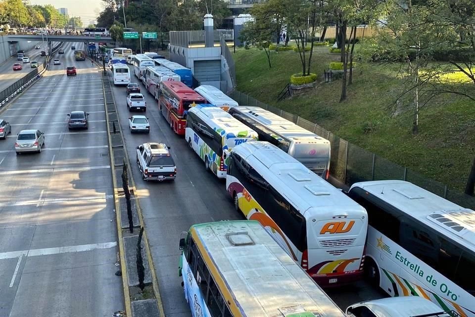 Decenas de camiones transportaron obradoristas a la marcha del Presidente.