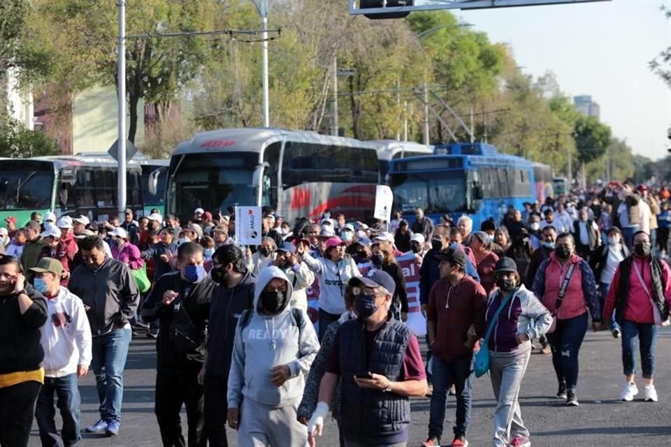 Los seguidores comenzaron a enfilarse rumbo a Paseo de la Reforma para marchar al Zócalo.