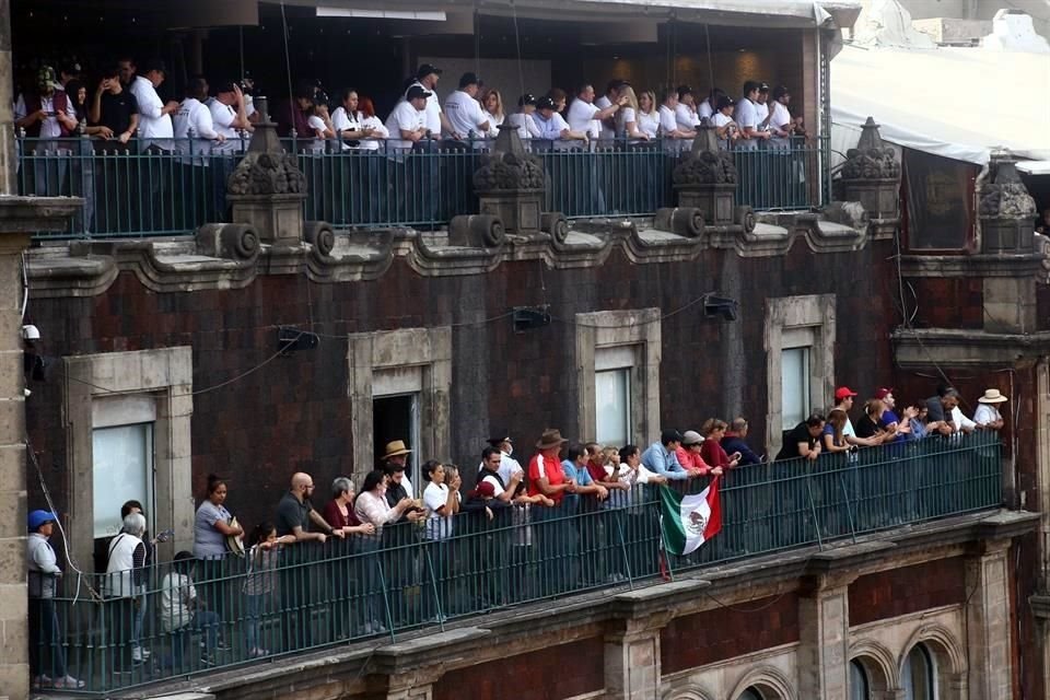 Algunos seguidores se mantuvieron en edificios cercanos al Zócalo para presenciar el discurso del Presidente.