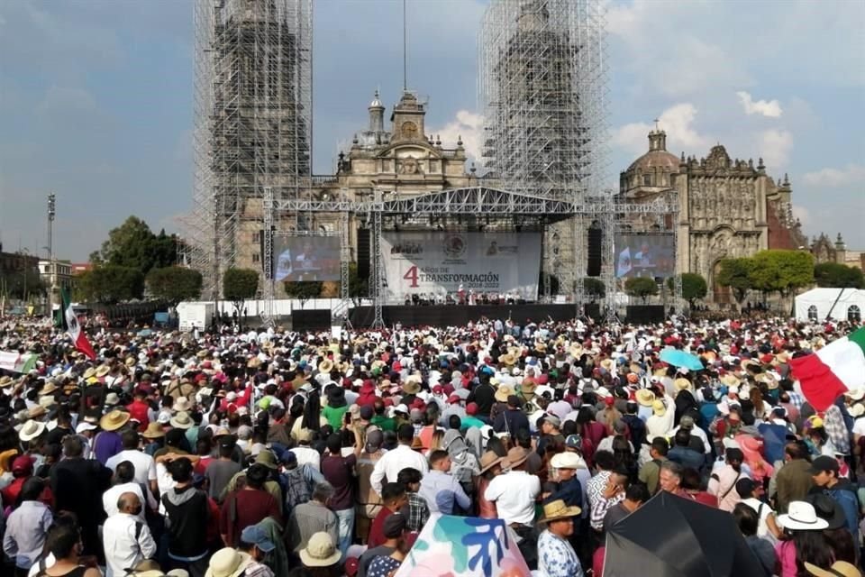 Conglomeración de personas durante discurso del Presidente.