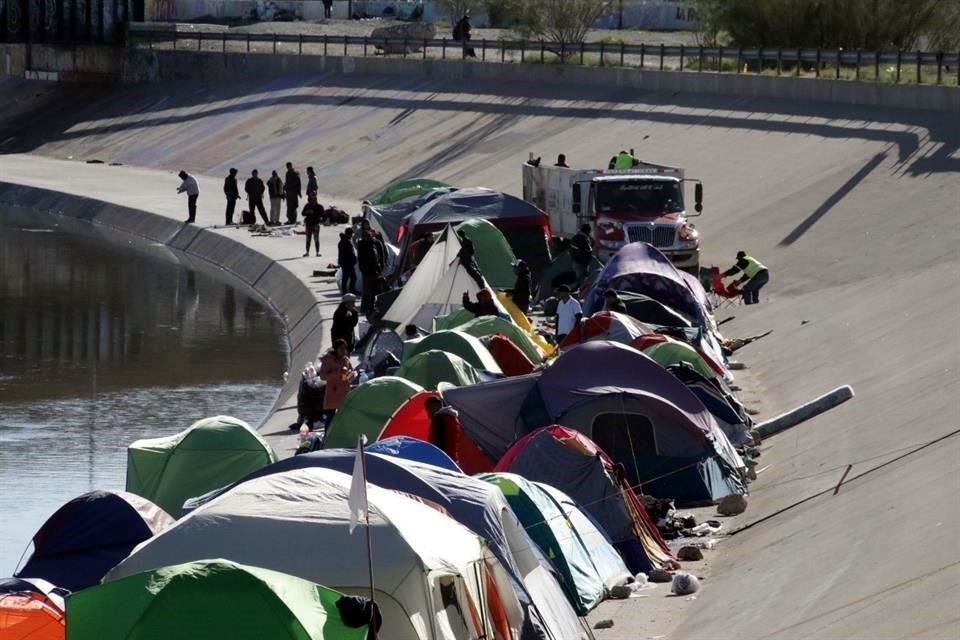 Unos 700 venezolanos fueron desalojados del campamento que mantenían a la orilla del Río Bravo en Ciudad Juárez por elementos de la Policía.