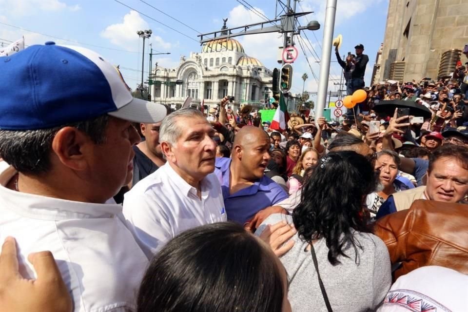 El Secretario de Gobernación, Adán Augusto López, acompañó a su paisano el Presidente durante todo el recorrido.