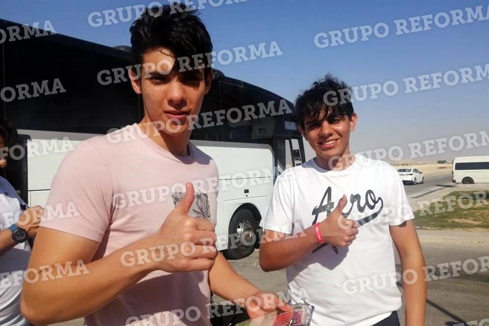Los hermanos de Raúl Jiménez, idénticos hasta en el nombre.