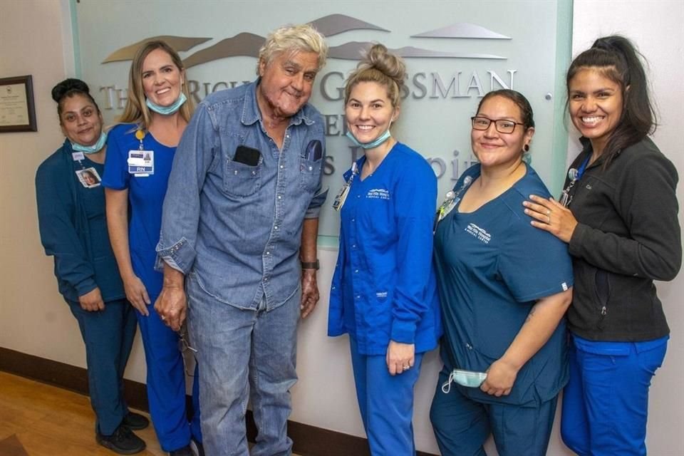 Jay Leno volvió al escenario después del incidente que le provocó quemaduras de segundo y tercer grado.