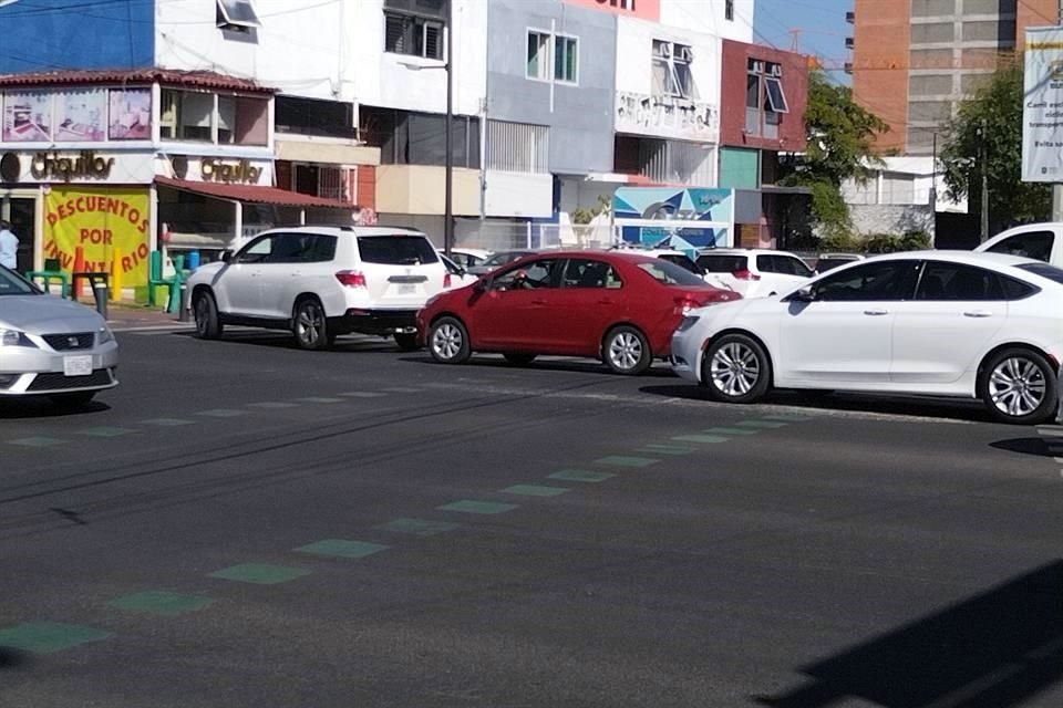 Padres de familia de una escuela invaden carril de Av. Hidalgo, a la altura de Bernardo de Balbuena, para recoger a sus hijos en la puerta.