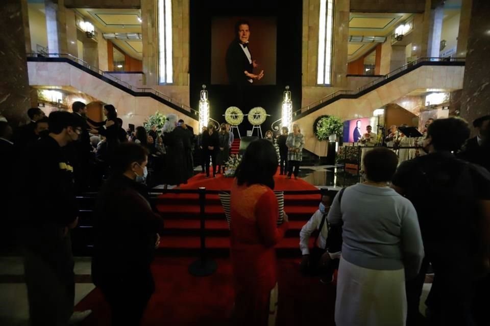 Cualquier persona podía entrar al inmueble para rendir su homenaje y despedir al actor.