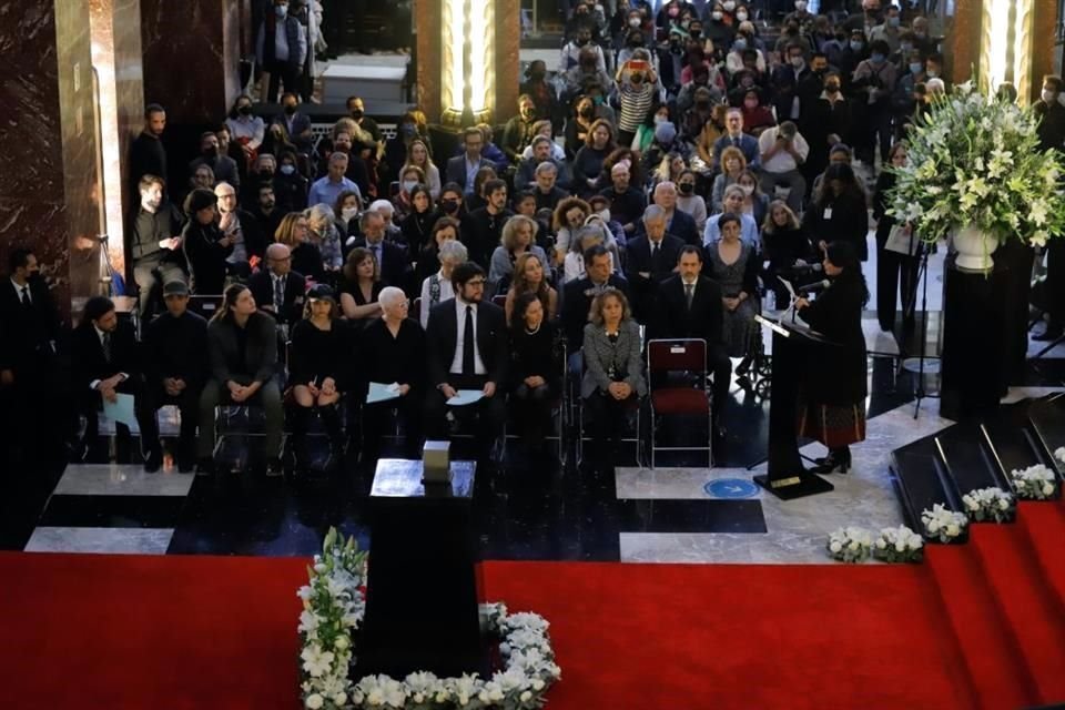 Las cenizas del protagonista de Rojo Amanecer llegaron al recinto la tarde de este lunes cerca de las 17:15 horas en una urna y fueron llenadas de aplausos.