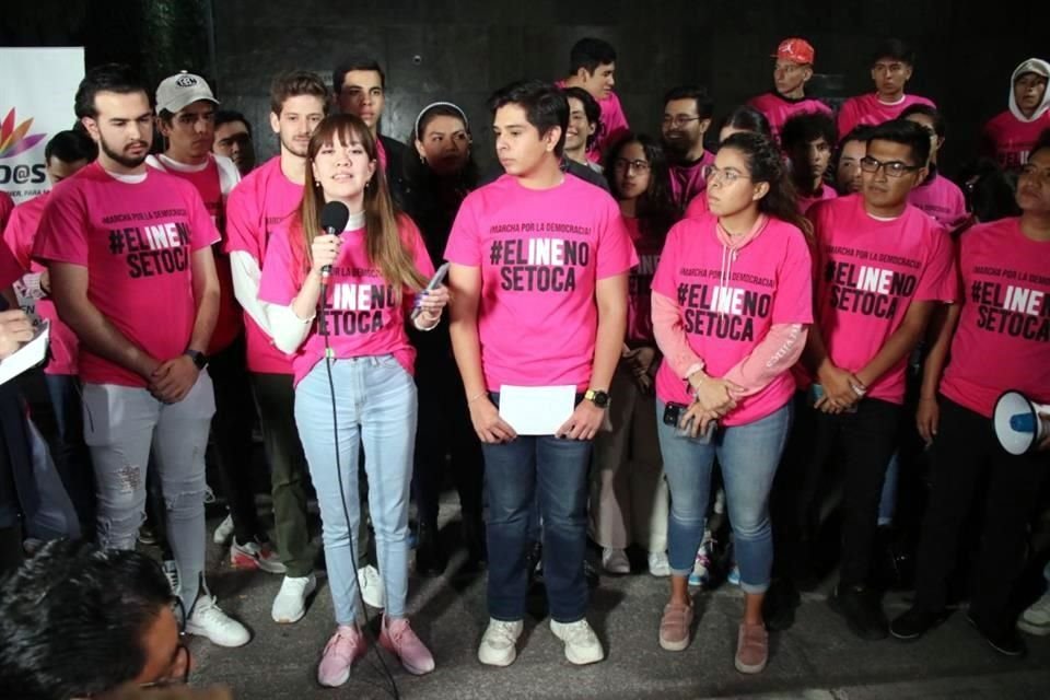 Jóvenes integrantes del colectivo de agrupaciones Unid@s manifiestan su apoyo al INE y rechazan las modificaciones a la ley que estarán discutiéndose en la Cámara de Diputados.