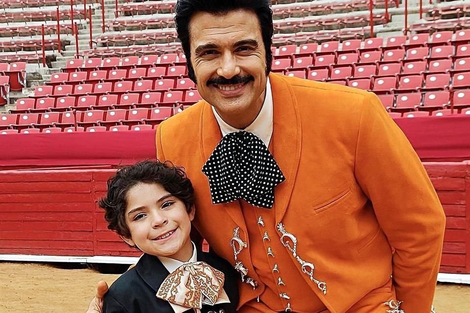 El pequeño Kaled Acab fue el encargado de dar vida a 'Chente' en su niñez; posteriormente, Jaime Camil fue quien se adueñó del personaje en su etapa adulta.