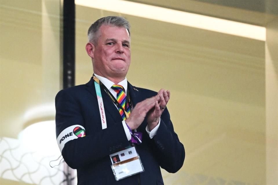 El ministro británico Stuart Andrew llegó al Estadio Ahmad Bin Ali usando una corbata y un brazalete con los colores del arcoíris.