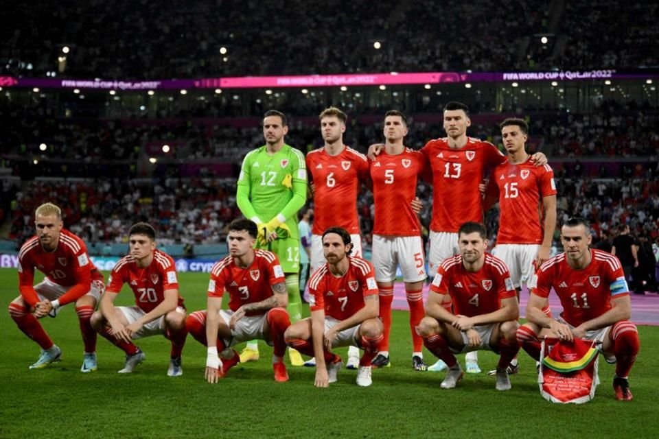 Danny Ward; Neco Williams, Chris Mepham, Joe Rodon, Ben Davies; Joe Allen, Ethan Ampadu, Aaron Ramsey; Gareth Bale, Kieffer Moore y Daniel James fueron los jugadores que iniciaron el juego.