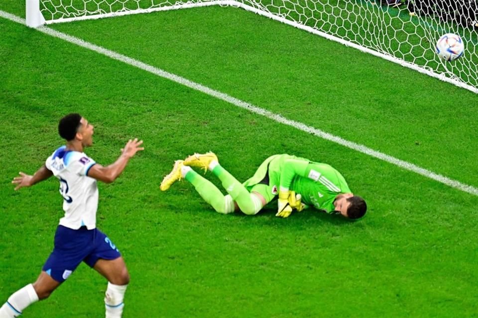 En el minuto 49, Marcus Rashford anota el primer gol para Inglaterra.