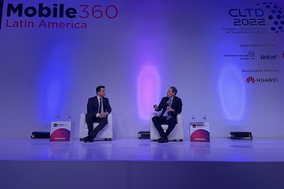 Lucas Gallitto, director para América Latina de GSMA; Daniel Hajj Aboumrad, director general de América Móvil.