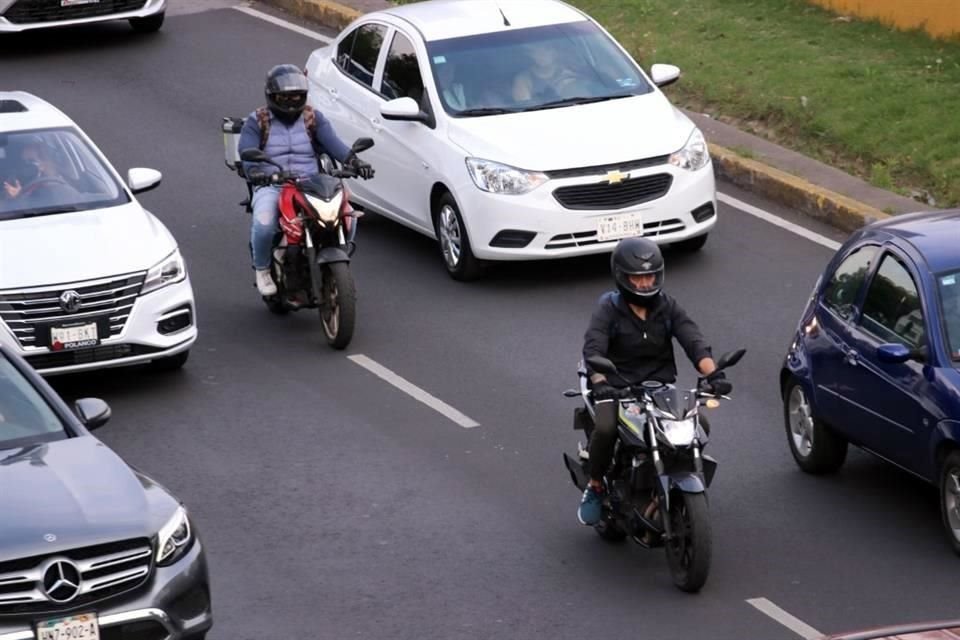 En las vías de acceso controlado, donde sólo pueden circular motos de más de 250 centímetros cúbicos, circulan motos más pequeñas.