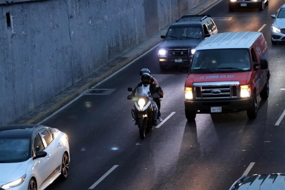 En las vías de acceso controlado, donde sólo pueden circular motos de más de 250 centímetros cúbicos, circulan motos más pequeñas.