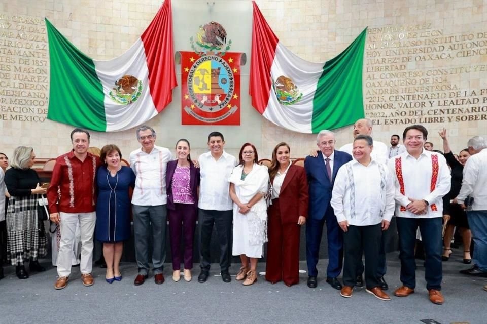 Entre los invitados, asistieron la Gobernadora de Guerrero, los mandatarios de Veracruz y Tamaulipa, y la Jefa de Gobierno de la Ciudad de México, Claudia Sheinbaum.