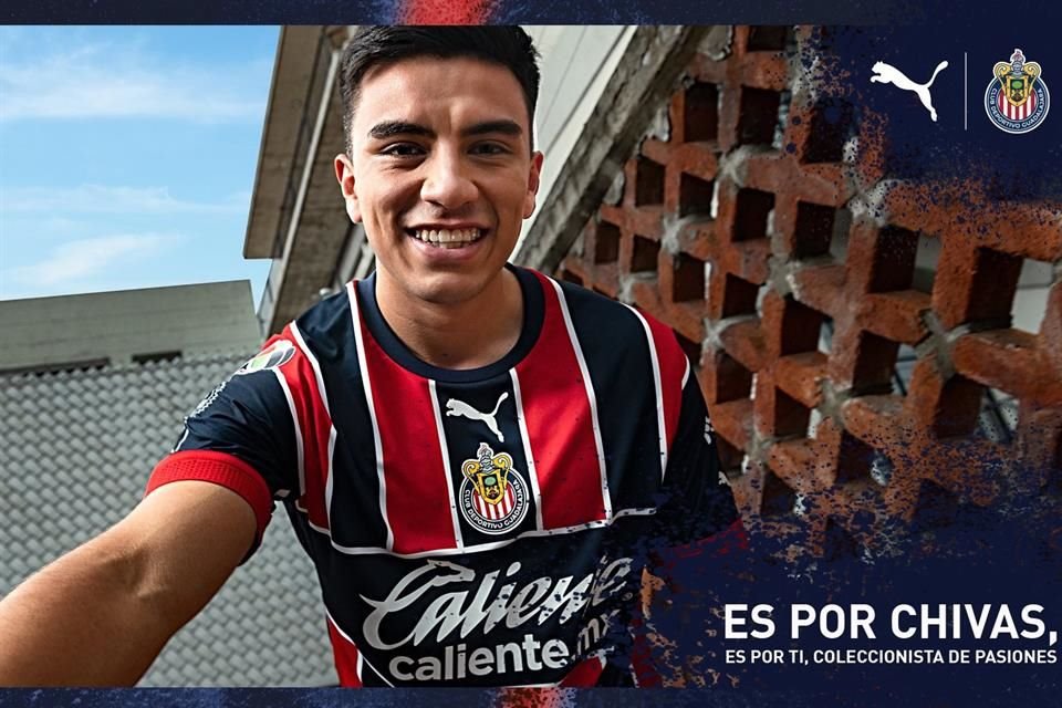 Fernando Beltrán muestra el jersey alternativo de las Chivas en el torneo Clausura 2023.