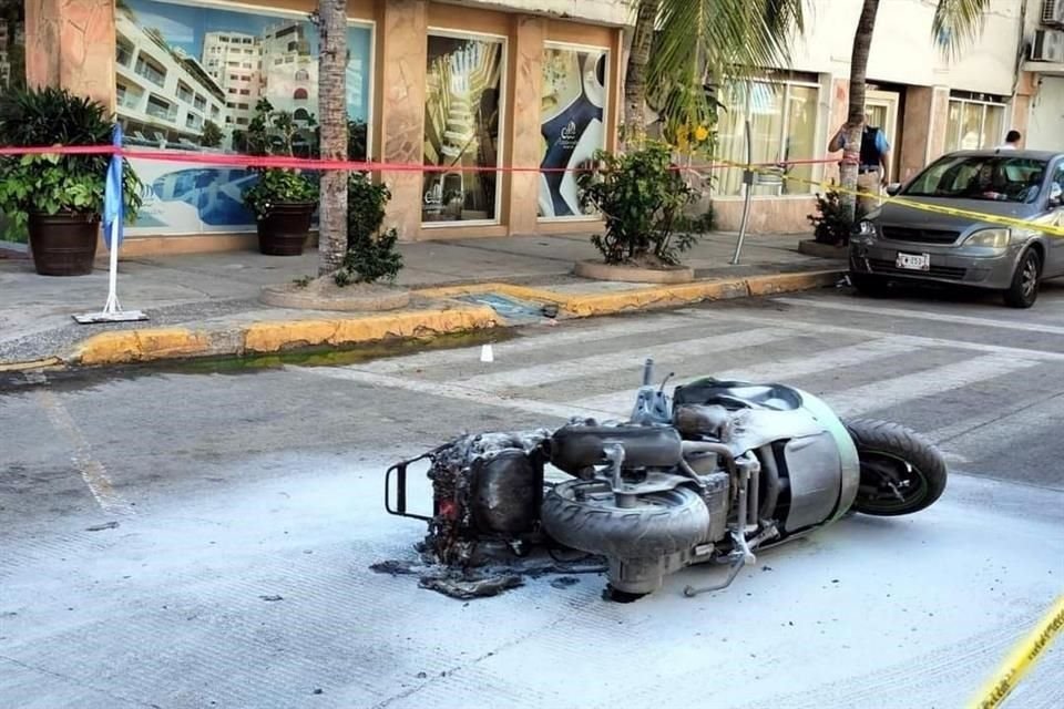 La motocicleta se incendió tras el ataque a balazos.