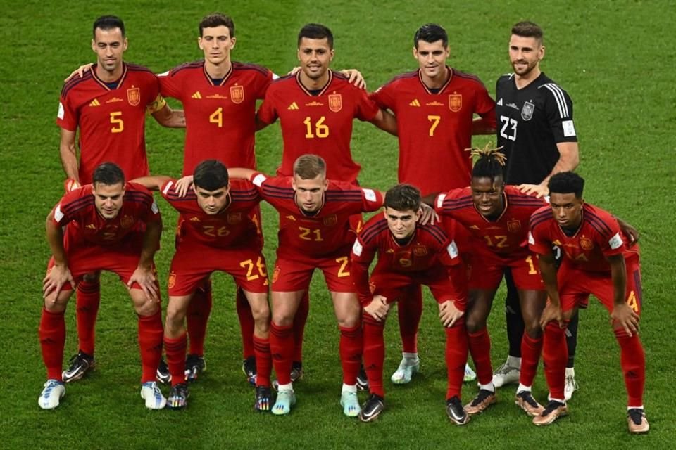 España inició con Unai Simón; Azpilicueta, Rodri, Torres, Balde; Busquets, Gavi , Pedri; Williams, Dani Olmo y Morata.