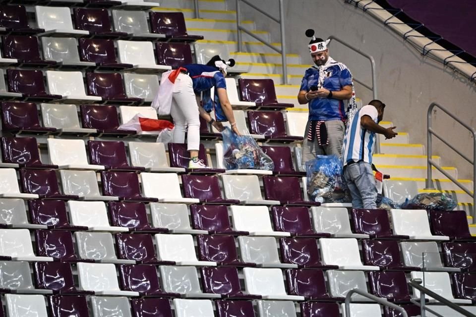 Como en cada partido, aficionados japoneses recogieron la basura del Estadio.