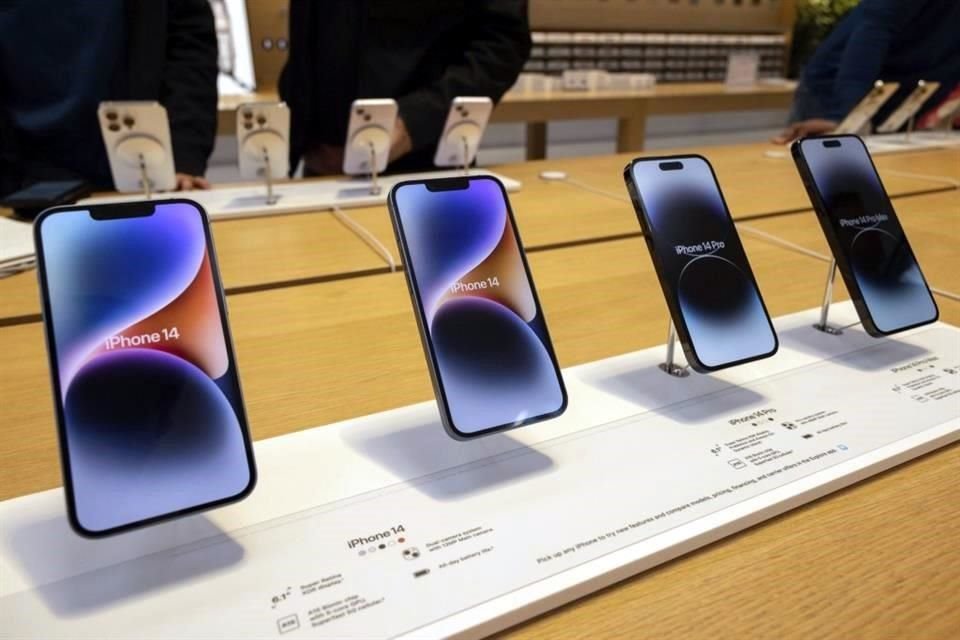 Apple planea nueva interfaz para iPhones que muestra información como citas del calendario, el clima y notificaciones al estilo de una pantalla de hogar inteligente. 